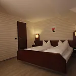 Hotel-restaurant Loewen ホテル Süßen