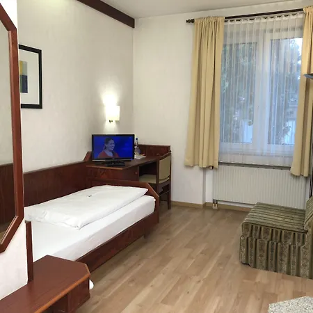 Otel Hotel-restaurant Und Gaestehaus Loewen Süßen