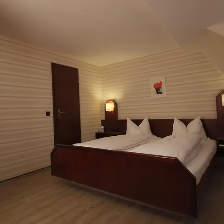 Hotel-restaurant Und Gaestehaus Loewen Otel Süßen