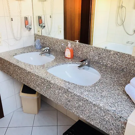 Hotel-restaurant Und Gaestehaus Loewen Otel